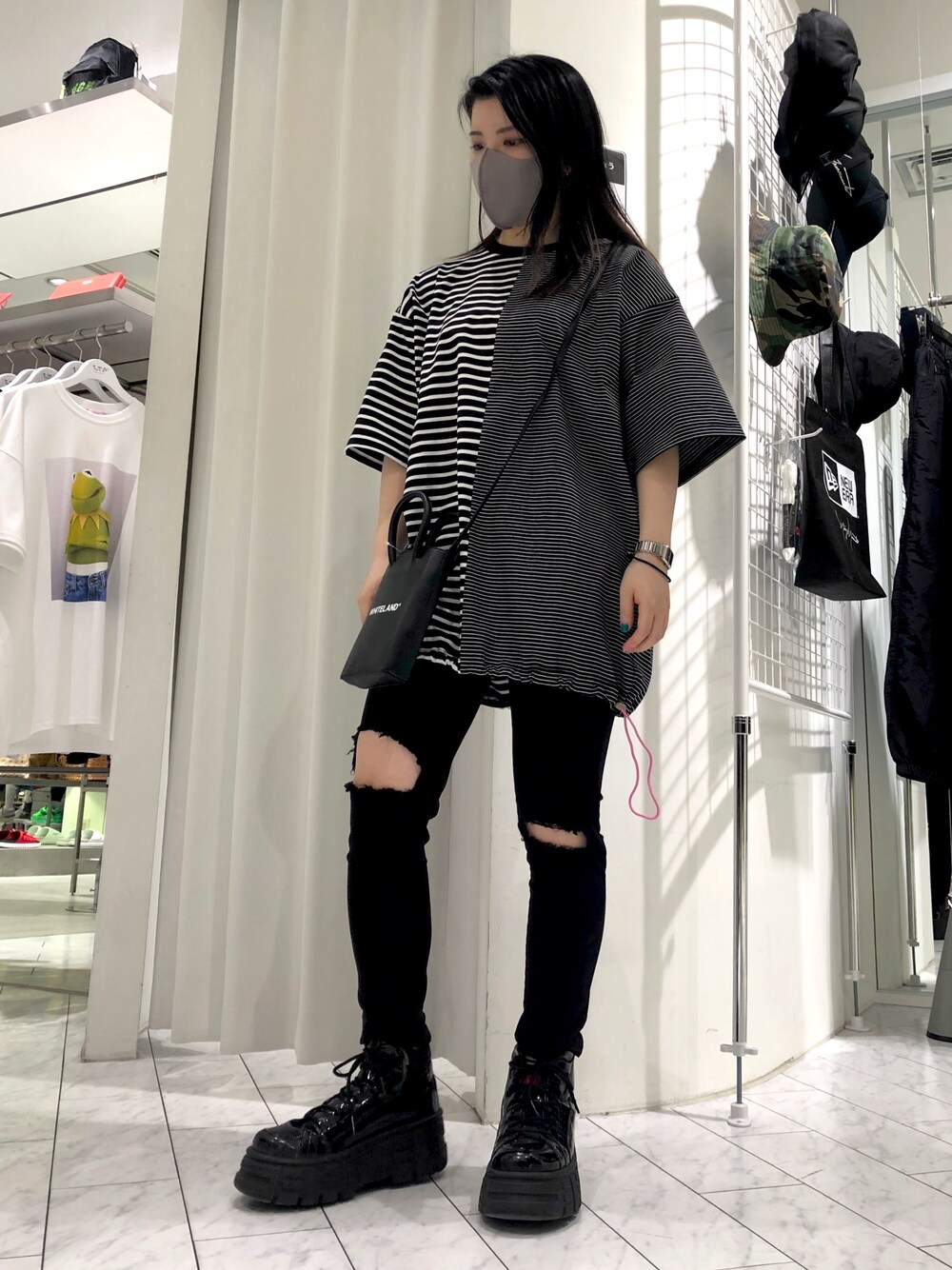 「ボーダー、ショルダーバッグ、ストリート、LHP、オーバーサイズ、soe、モノクロ、夏コーデ、WHITELAND BLACKBURN、lhplucuaosaka」｜「WHITELANDのWHITELAND/ホワイトランド/ミニトートバッグ（トートバッグ、ブラック系）」を使った、YU-KA OZAWAさん（レディース・153cm）の夏コーディネートの1枚目の写真