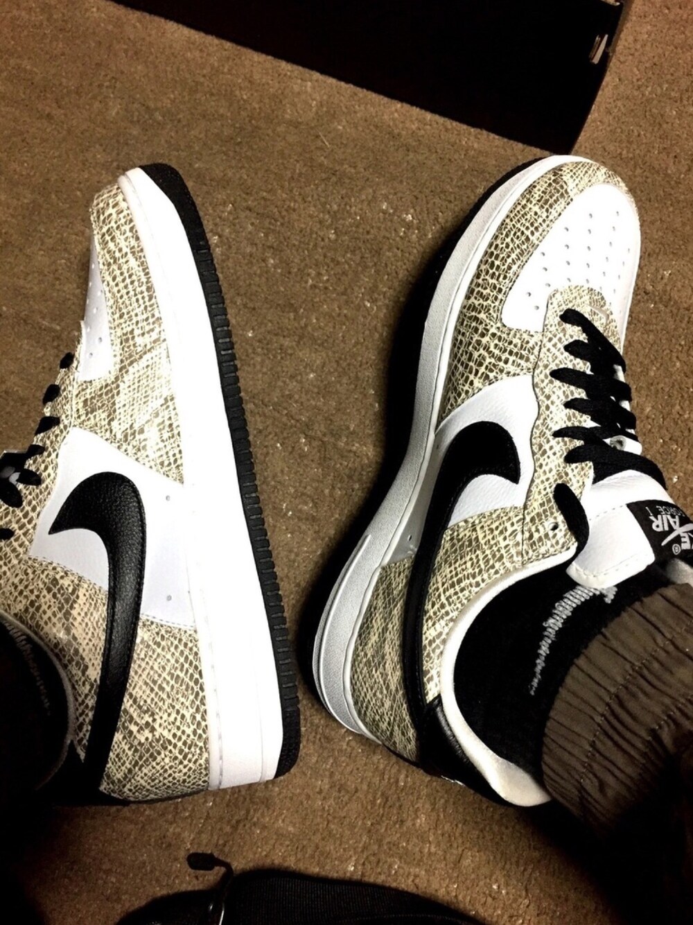 「NIKE、airforce1、AF1、白蛇、snakeskin、スニーカー、スニーカーコーデ、スニーカー×靴下、ナイキ」｜「NIKEのアイテム（スニーカー、ホワイト系）」を使った、y u k iさん（メンズ・175cm）の秋コーディネートの1枚目の写真