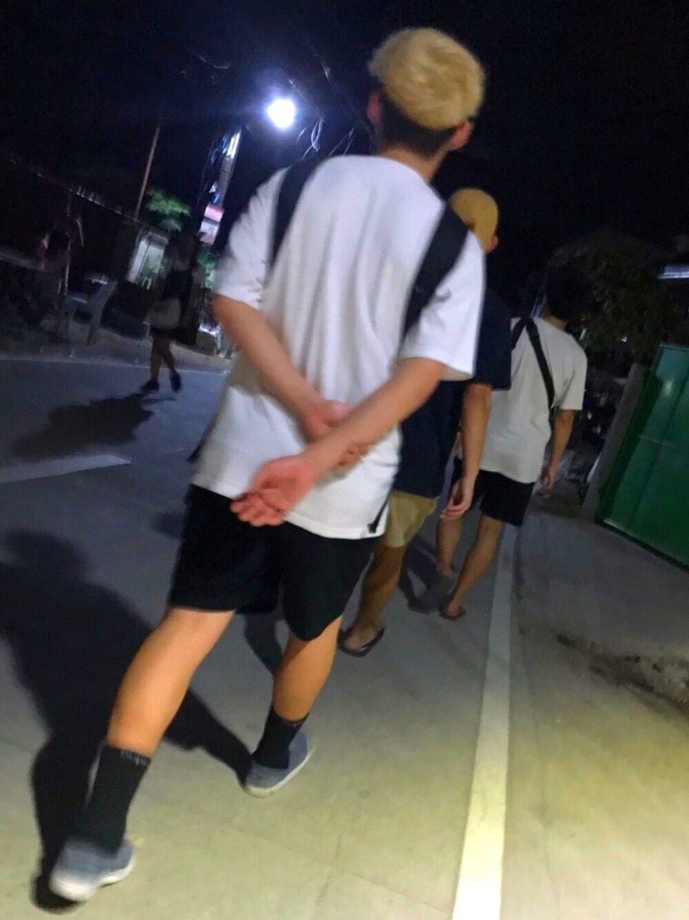 「NIKE、NikeSB、supreme、ロングソックス、スリッポン、ステファンジャノスキ、コーデュロイ、金髪、バックパック、poler」｜「PRO CLUB のアイテム（Tシャツ/カットソー、ホワイト系）」を使った、y u k iさん（メンズ・175cm）の冬コーディネートの1枚目の写真