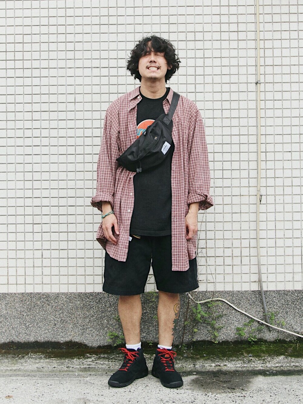 ブラック系のバッグ、レッド系のシャツ/ブラウス、ブラック系のカーゴパンツを着用したメンズの春コーディネートの1枚目の写真