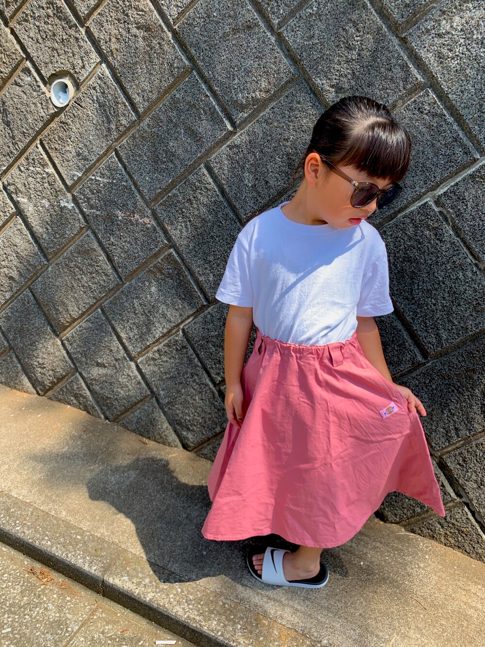 「カジュアルコーデ、プチプラコーデ、シンプルコーデ、キッズコーデ」｜「GUのアイテム（Tシャツ/カットソー、ホワイト系）」を使った、hitomiさん（レディース・122cm）の夏コーディネートの1枚目の写真