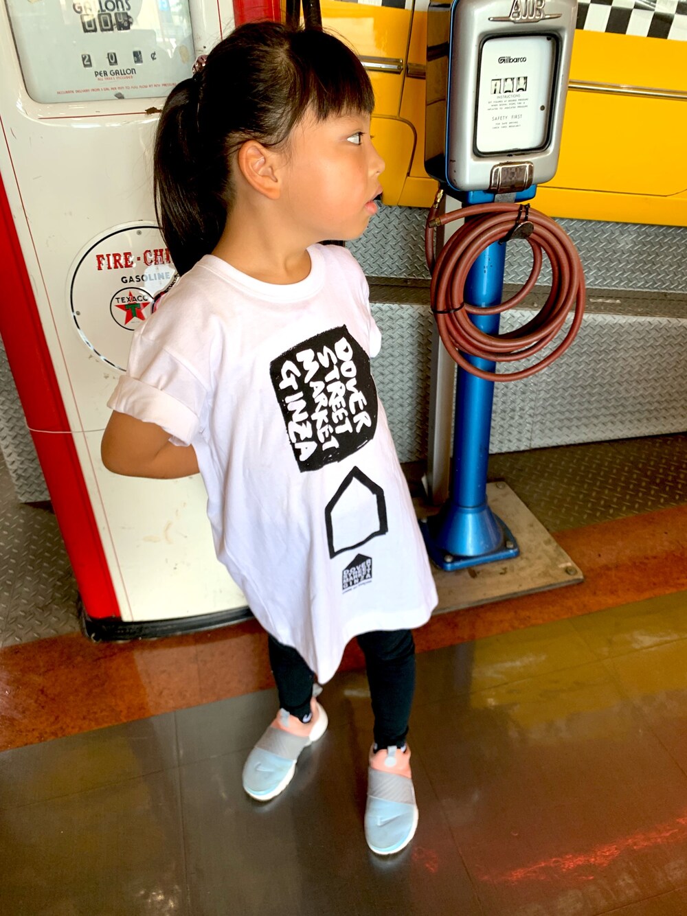 「夏、ラクチンコーデ、夏だ！Tシャツ着よう！、白Tシャツ、モノトーンコーデ、カジュアルコーデ」｜「DOVER STREET MARKETのアイテム（Tシャツ/カットソー、ホワイト系）」を使った、hitomiさん（レディース・122cm）の夏コーディネートの1枚目の写真