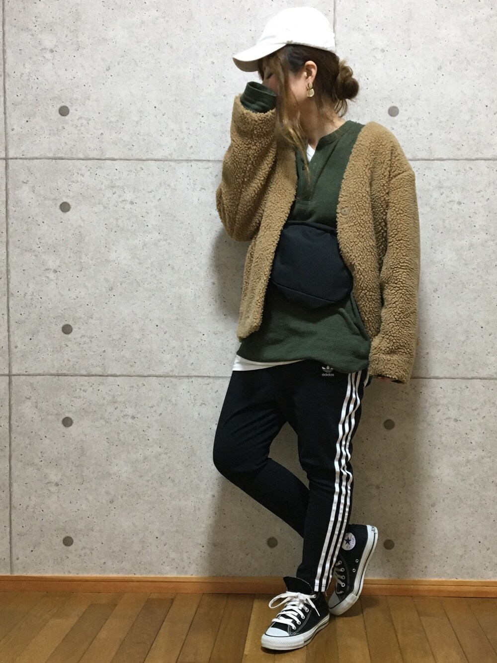 「アイラブCONVERSE、秋冬コーデ、シンプル、カジュアル、スポーツミックス、スニーカー、メンズライク、コンバース、おしゃれさんと繋がりたい、ボア」｜「Another EditionのAnother Edition×とんだ林蘭　トンキャップ/ AE×T/Ran TON CAP◆（キャップ、ホワイト系）」を使った、𝚁𝚒𝚎 ‪︎‬‪︎☺︎さん（レディース・160cm）の冬コーディネートの1枚目の写真