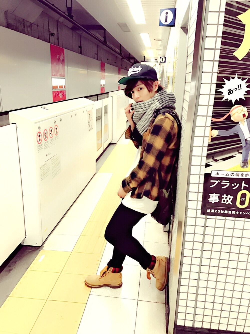 「Subciety、Timberland、CASPER JOHN、鈴木勤、ごんごん、ストリート、春コーデ」｜「SubcietyのSNAP BACK CAP-GLORIOUS-（キャップ、ブラック系）」を使った、スズキゴン(鈴木勤)さん（メンズ・175cm）の冬コーディネートの1枚目の写真