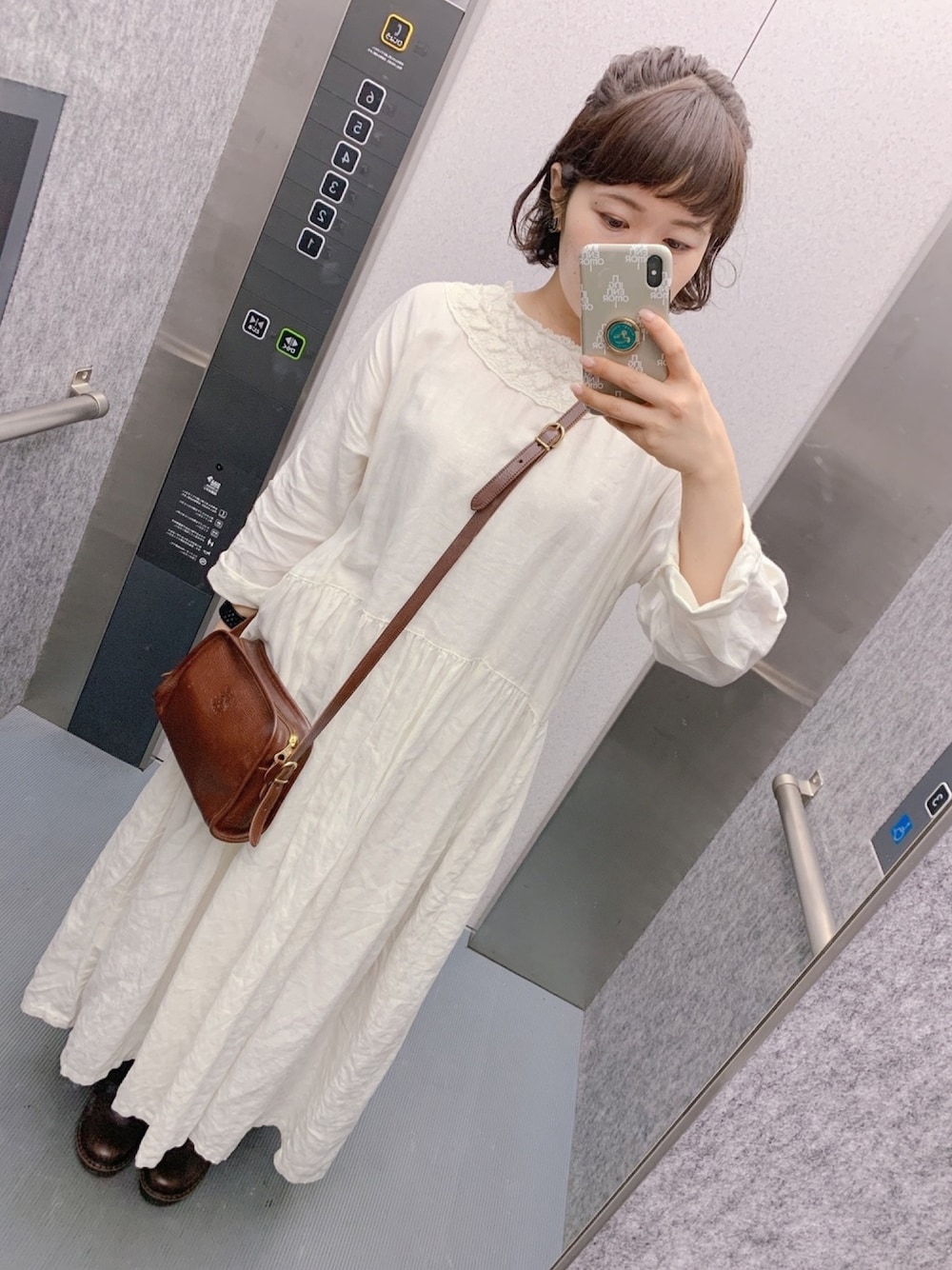 ホワイト系のワンピース、ブラウン系のショルダーバッグ、ブラウン系のその他シューズを着用したレディースの秋コーディネートの1枚目の写真