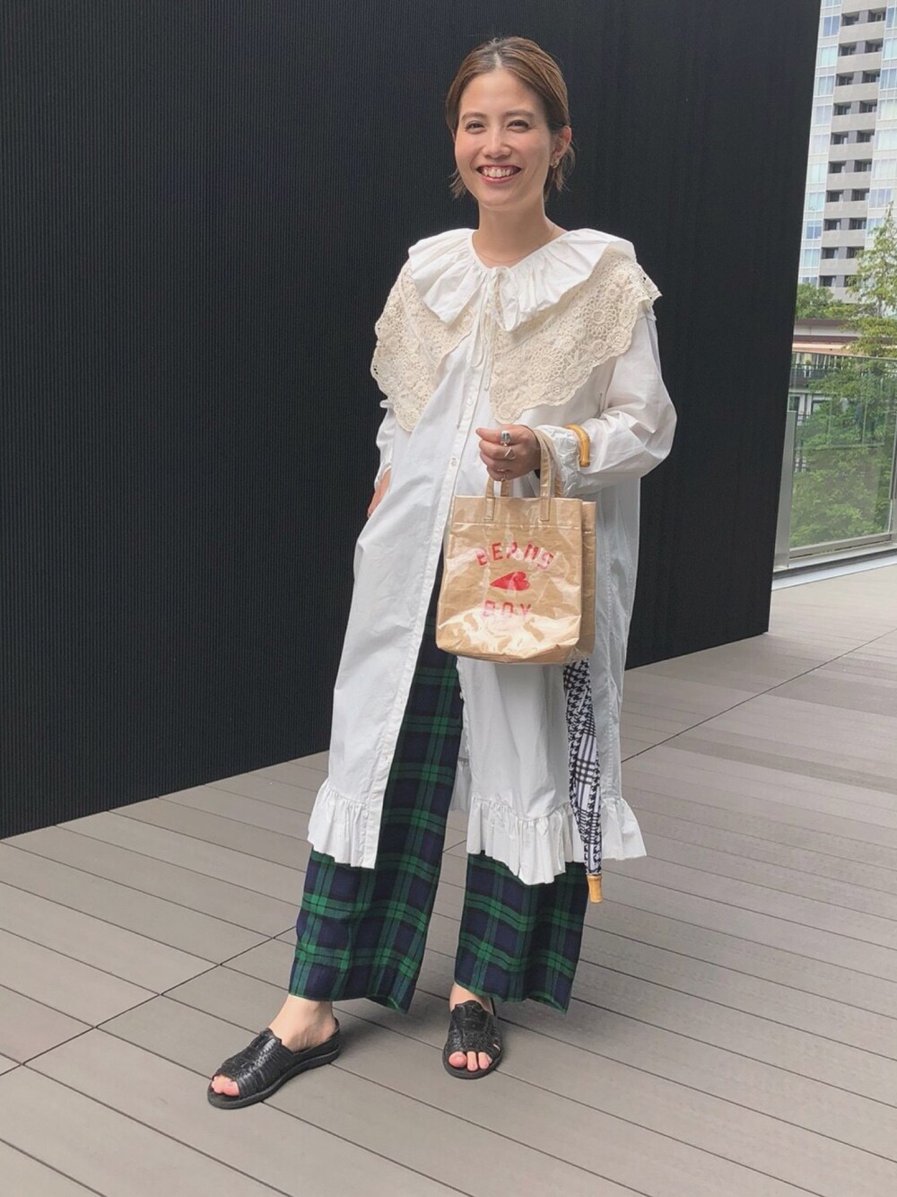 「シャツワンピース、フリル、BEAMS BOY、ビームスボーイ、日傘、晩夏、晴雨兼用」｜「BEAMS BOYのBEAMS BOY / コットン レース ストール（ストール/ショール、ベージュ系）」を使った、canae ueharaさん（レディース・162cm）の夏コーディネートの1枚目の写真