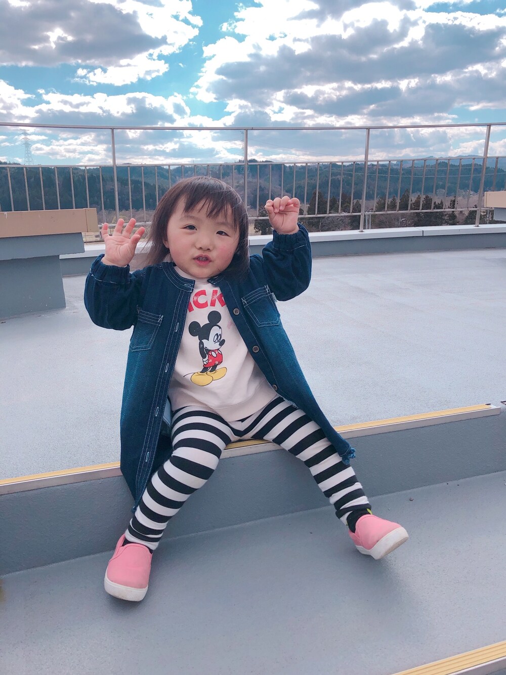「BREEZEのデニムシャツワンピース（ワンピース、ブルー系）」を使った、ya-tanさん（レディース・162cm）の夏コーディネートの1枚目の写真