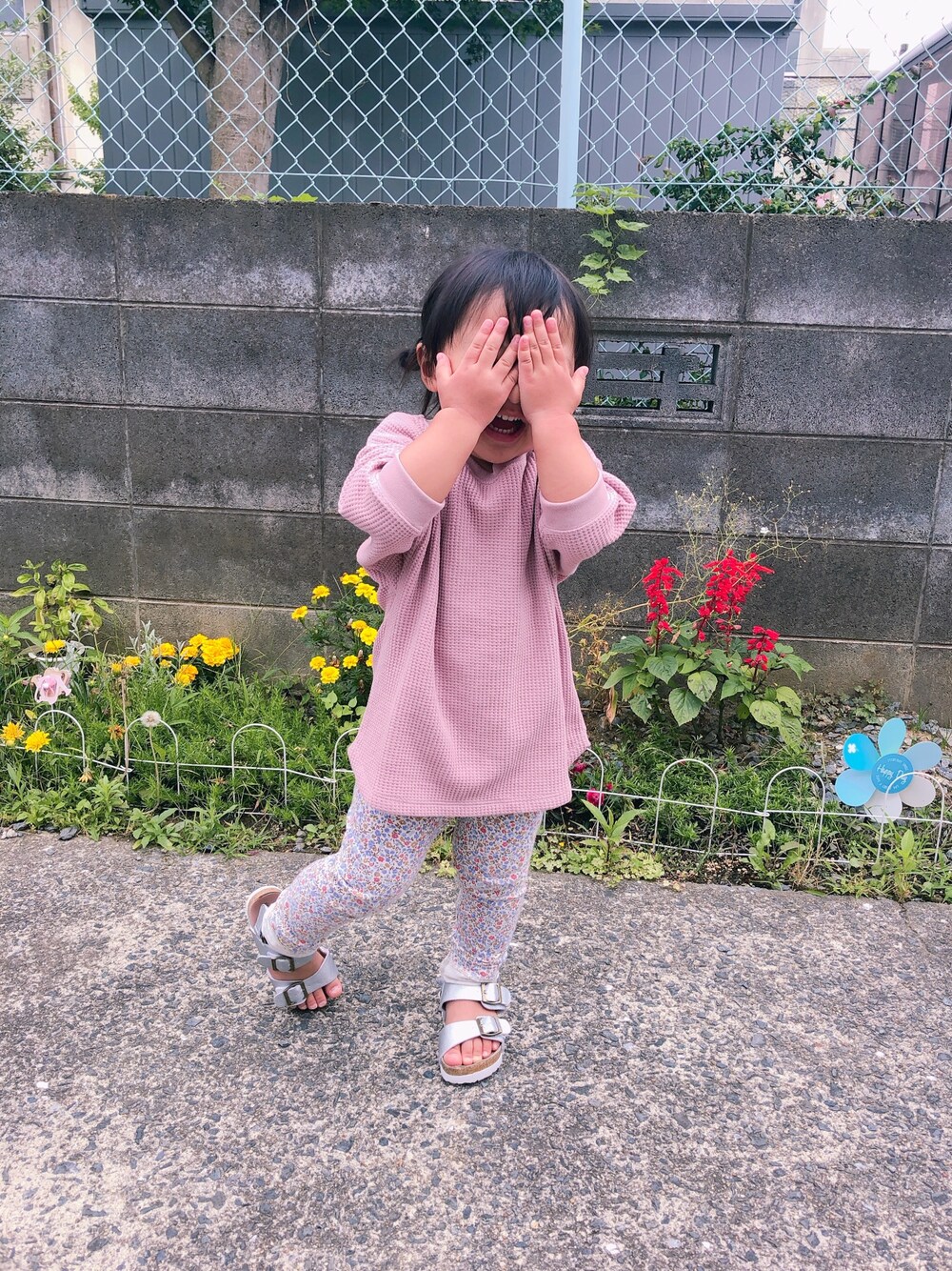 「シンプル、夏、ラクチンコーデ、キッズコーデ、キッズファッション、ガーリー、梅雨、おんなのこ、ユニクロ、UNIQLO」｜「UNIQLOのワッフルクルーネックT（5分袖）（トップス、ピンク系）」を使った、ya-tanさん（レディース・90cm）の夏コーディネートの1枚目の写真
