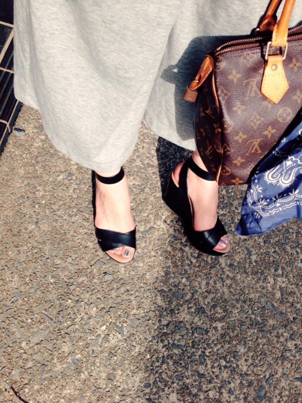 「大人コーデ、ootd、グレー、スカンツ、SLY、ルイヴィトン、ヴィンテージ、ワイドパンツ、ガウチョパンツ」｜「SLYのJERSEY RELAX SKANTS-S（その他パンツ、グレー系）」を使った、ya-tanさん（レディース・162cm）の春コーディネートの1枚目の写真