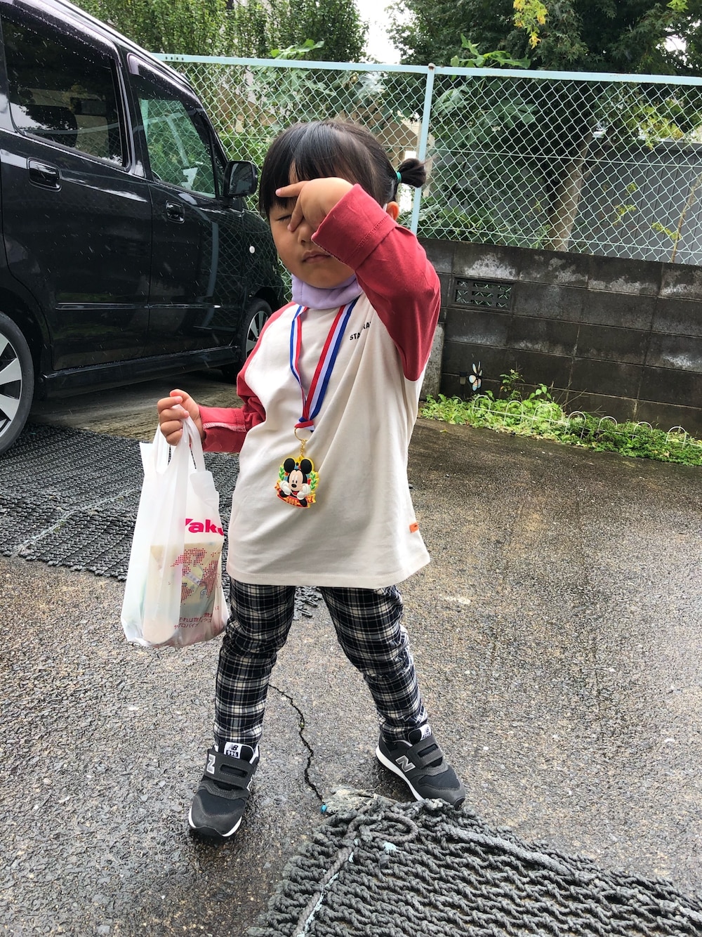 「ザラキッズ、秋コーデ、シンプル、キッズコーデ、キッズファッション、ZARA」｜「ZARAのアイテム（Tシャツ/カットソー、レッド系）」を使った、ya-tanさん（レディース・90cm）の秋コーディネートの1枚目の写真
