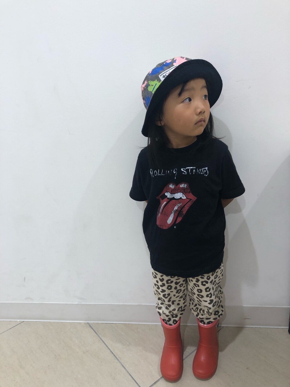 「カジュアルコーデ、3歳」｜「GUのアイテム（Tシャツ/カットソー、ブラック系）」を使った、ya-tanさん（レディース・90cm）の秋コーディネートの1枚目の写真