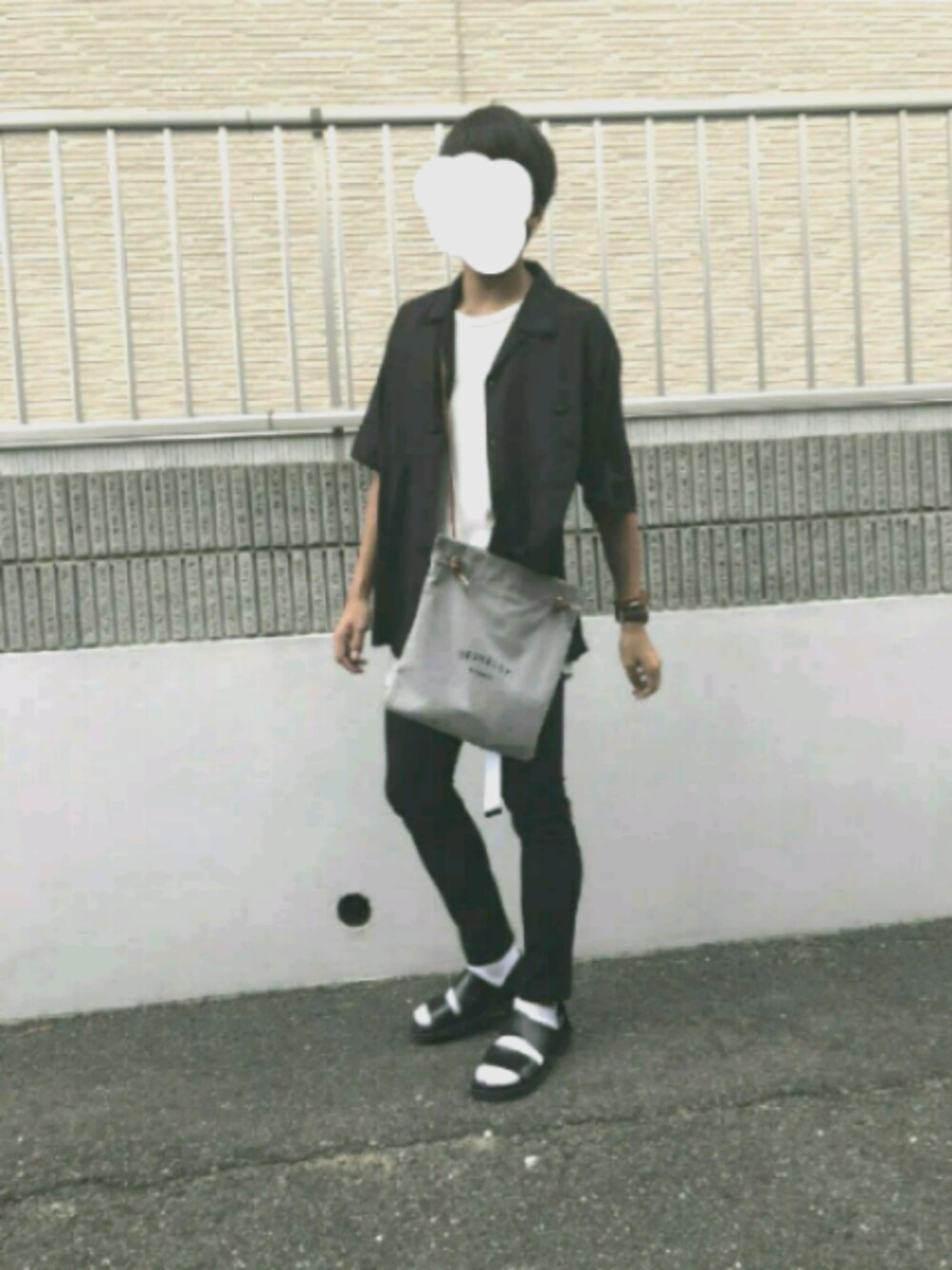 グレー系のショルダーバッグ、ブラック系のその他パンツ、ブラック系のシャツ/ブラウスを着用したメンズの夏コーディネートの1枚目の写真