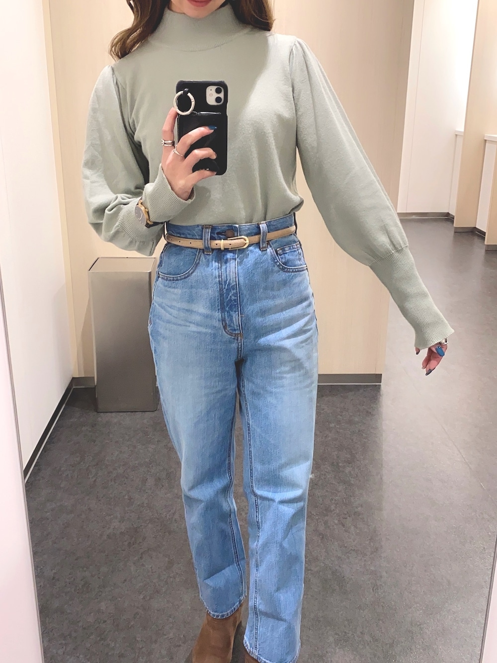 ブルー系のデニムパンツ、グリーン系のニット/セーターを着用したレディースの冬コーディネートの1枚目の写真