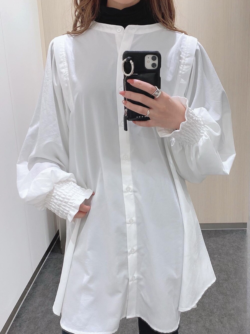 ホワイト系のシャツ/ブラウスを着用したレディースの冬コーディネートの1枚目の写真