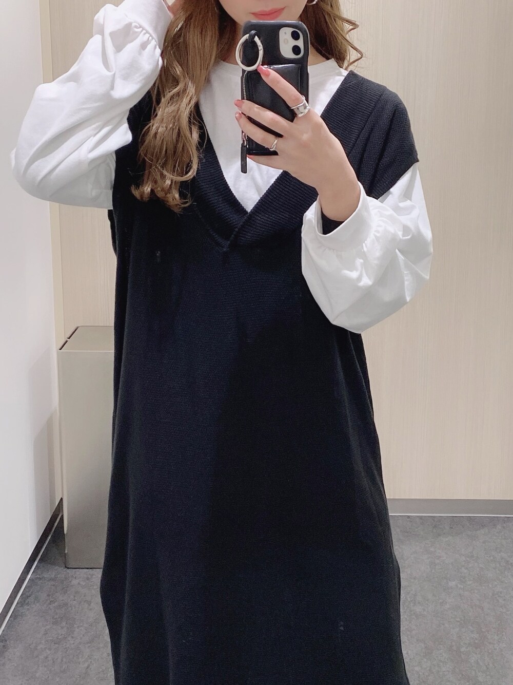 ブラック系のワンピースを着用したレディースの冬コーディネートの1枚目の写真