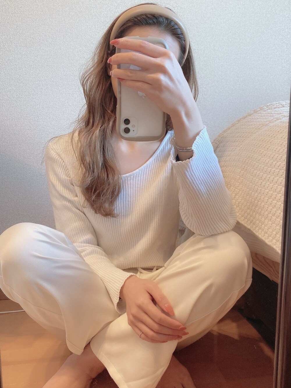 ホワイト系のニット/セーター、ホワイト系のその他パンツを着用したレディースの冬コーディネートの1枚目の写真