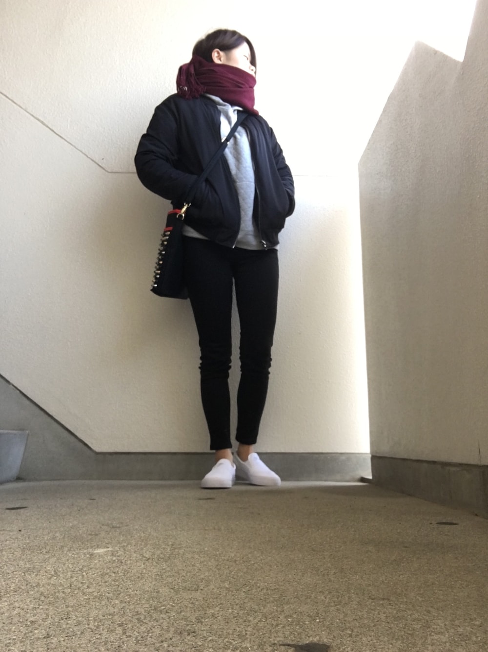 「シンプル、スキニー、ootd、パーカー、MA-1、スリッポン、NIKE、ショルダーバッグ」｜「NIKEの【NIKE】WMNS TOKI SLIP CANVAS（スニーカー、ホワイト系）」を使った、JUNNさん（メンズ・155cm）の冬コーディネートの1枚目の写真