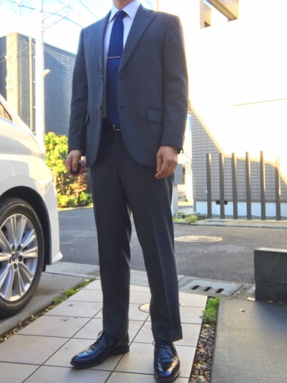 「TRANS CONTINENTSのネイビー　無地ネクタイ（ネクタイ、ブルー系）」を使った、YmStさん（メンズ・171cm）の春コーディネートの1枚目の写真