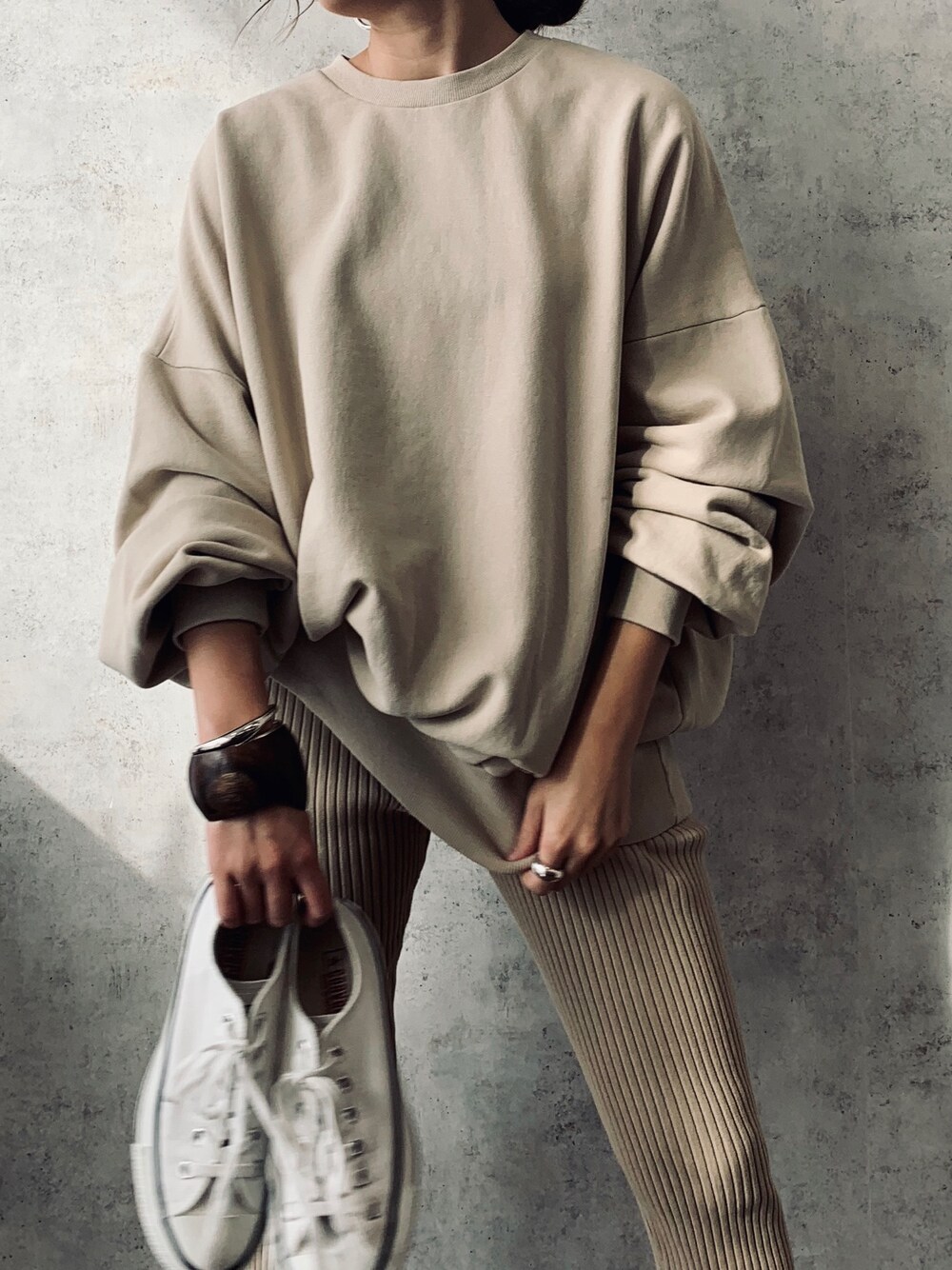 ベージュ系のスウェット、ベージュ系のレギンス/スパッツを着用したレディースの冬コーディネートの1枚目の写真