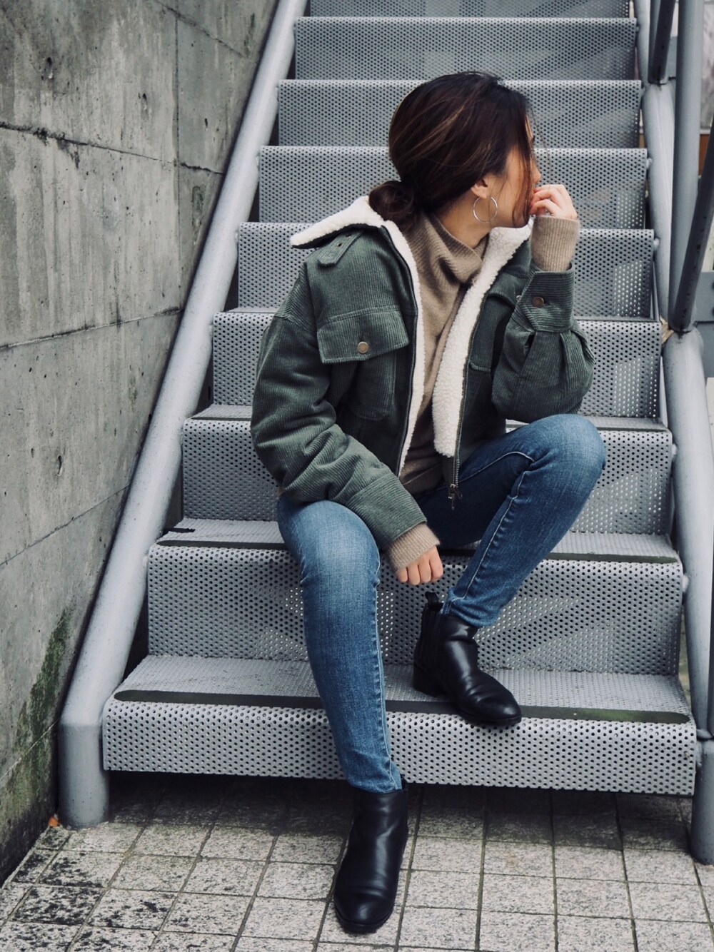 「冬コーデ、オトナカジュアル、パンツスタイル、ootd、ボア、タートルネックニット、ショートブーツ、ETRÉ TOKYO」｜「ETRE TOKYOのコーデュロイボアブルゾン（ブルゾン、グリーン系）」を使った、Hanaさん（レディース・158cm）の冬コーディネートの1枚目の写真