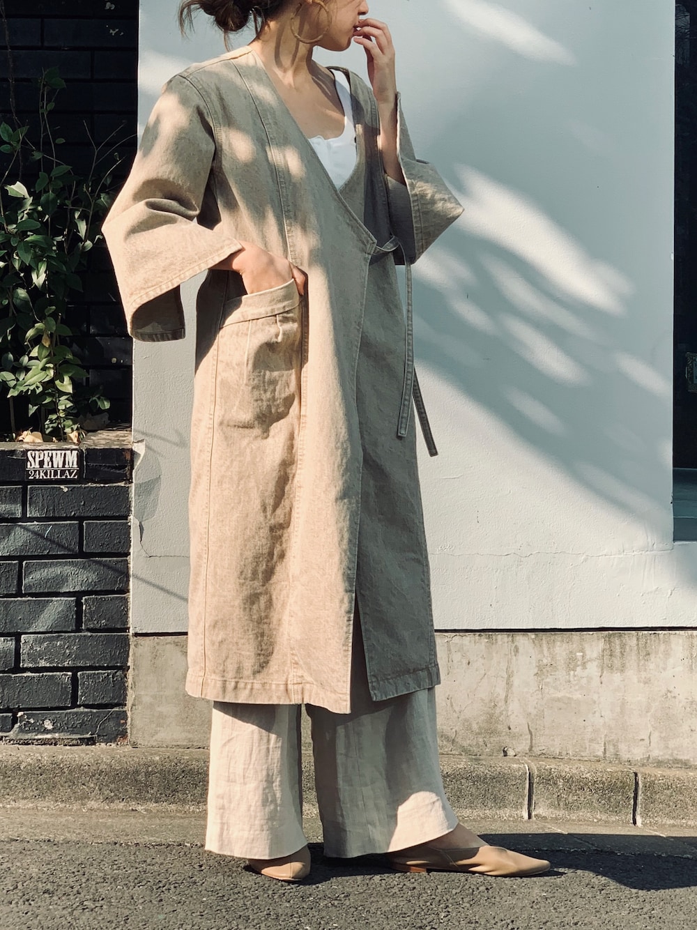 「春コーデ、オトナカジュアル、カジュアル、ootd、シンプルコーデ、きれいめカジュアル、デニムジャケット、デニムコーデ、ETRÉ TOKYO」｜「ETRE TOKYOのデニムラップロングジャケット（ノーカラージャケット、ベージュ系）」を使った、Hanaさん（レディース・158cm）の春コーディネートの1枚目の写真