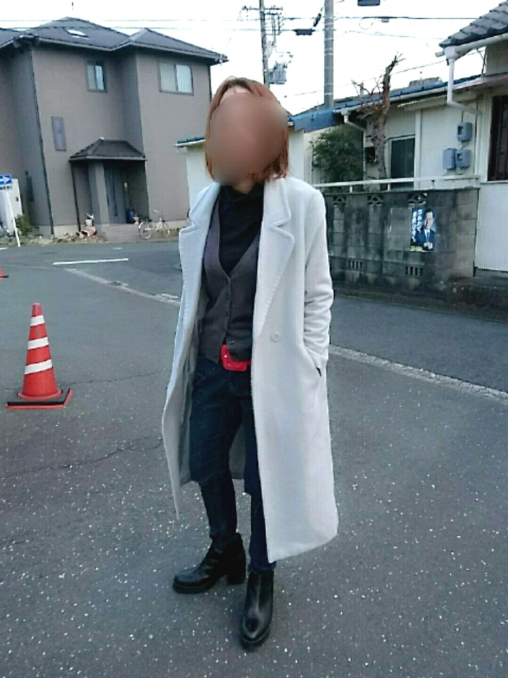ブルー系のチェスターコート、ブラック系のトップス、グレー系のカーディガン/ボレロを着用したレディースの冬コーディネートの1枚目の写真