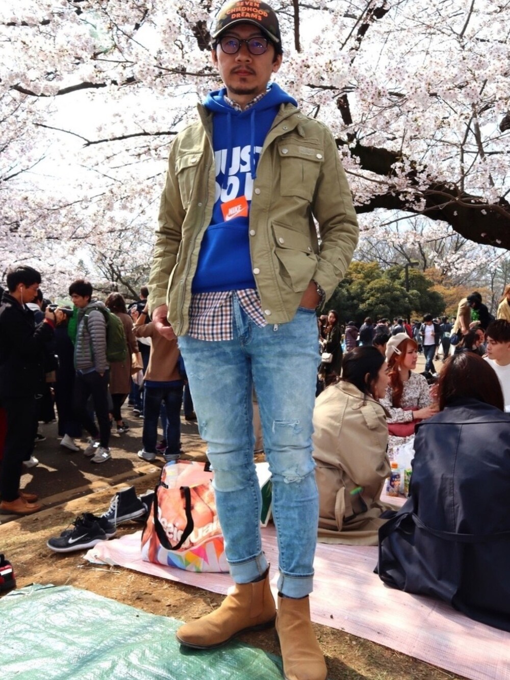 「花見、ダメージデニムパンツ、アメリカンイーグル、ナイキ、STUDIOSEVEN、ZARA、カジュアルコーデ、サイドゴアブーツ、春、平成最後のWEARISTAセンバツ」｜「American Eagleのアイテム（デニムパンツ、ブルー系）」を使った、☠️HiRoC☠️さん（メンズ・171cm）の春コーディネートの1枚目の写真