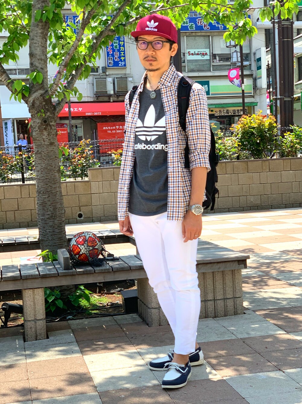 「GU、ギンガムチェック、adidas、カジュアル、春コーデ、お洒落さんとつながりたい、ロゴT、キャップ、UNIQLO、American Eagle」｜「adidasのadidas AC TREFOIL FLAT CAP（キャップ、レッド系）」を使った、☠️HiRoC☠️さん（メンズ・171cm）の春コーディネートの1枚目の写真
