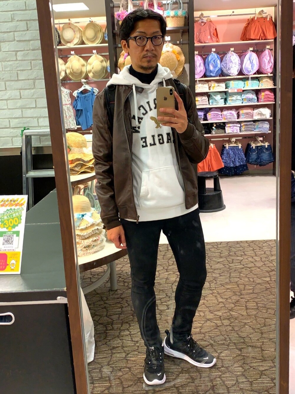 「カジュアルコーデ、ライダースジャケット、平成最後のコーデ、おしゃれさんと繋がりたい、スキニーデニム、スニーカー、NIKE、American Eagle、パーカー、春」｜「URBAN RESEARCHのアイテム（メガネ、ブラック系）」を使った、☠️HiRoC☠️さん（メンズ・171cm）の春コーディネートの1枚目の写真
