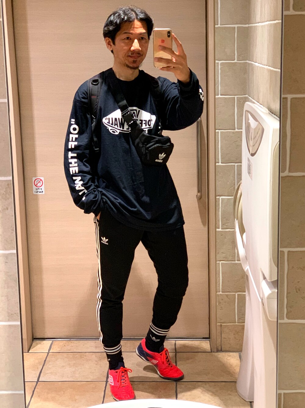 「ビッグシルエット、スニーカー、adidas、VANS、シンプルコーデ、ロングTシャツ、ソックスイン、モノトーン、アディダス、ボディバッグ」｜「VANSの別注：VANS/ヴァンズ OTW&Checker L/S T-Shirts（Tシャツ/カットソー、ブラック系）」を使った、☠️HiRoC☠️さん（メンズ・171cm）の春コーディネートの1枚目の写真