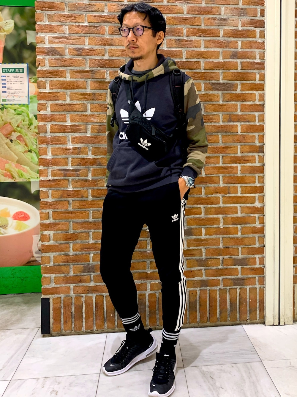 「adidas、NIKE、ラインパンツ、パーカー、ロゴパーカー、迷彩、ボディーバッグ、秋、ストリートコーデ、スポーツミックス」｜「URBAN RESEARCHのアイテム（メガネ、ブラック系）」を使った、☠️HiRoC☠️さん（メンズ・171cm）の秋コーディネートの1枚目の写真