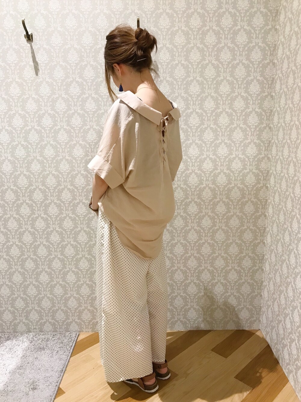 ベージュ系のチュニック、ホワイト系のその他パンツを着用したレディースの夏コーディネートの1枚目の写真