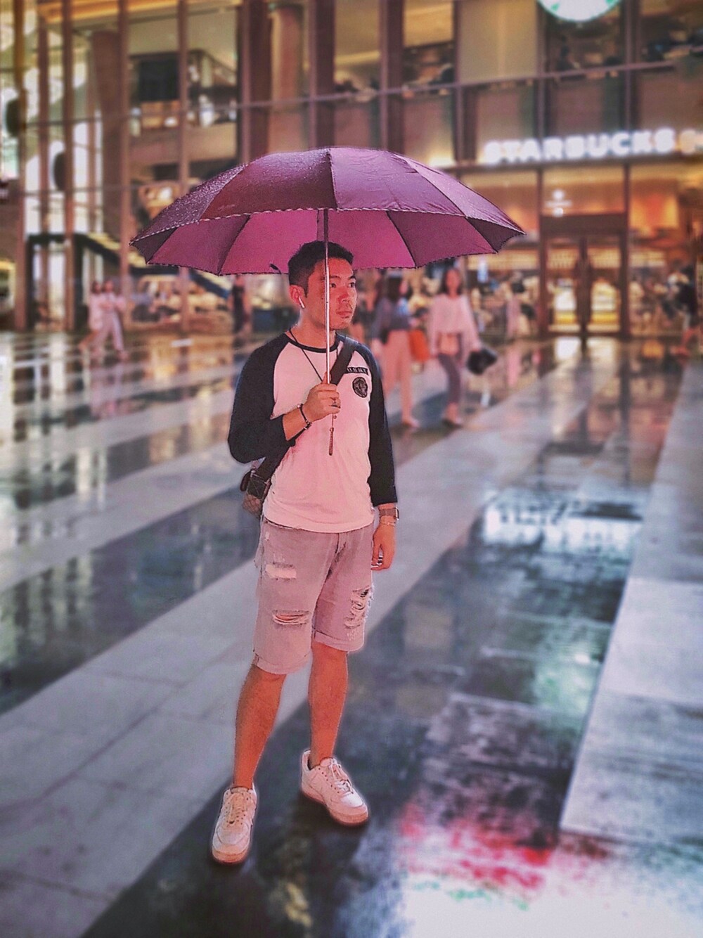 「下雨天」｜「bのアイテム（Tシャツ/カットソー、ホワイト系）」を使った、Eason"大旅行家🌎さん（メンズ・173cm）の夏コーディネートの1枚目の写真