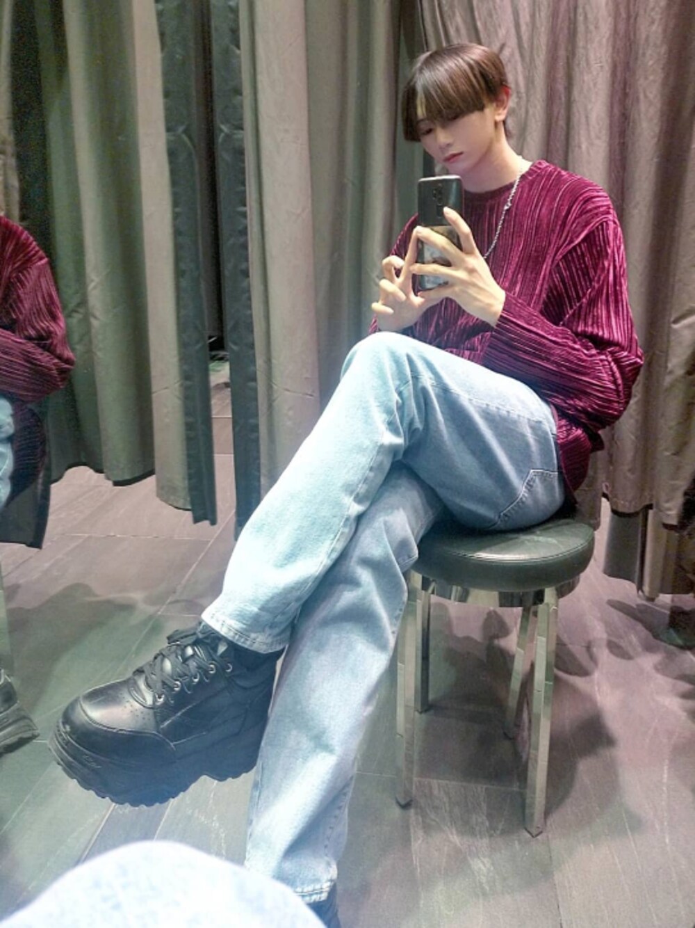 ブラック系のTシャツ/カットソー、ブラック系のスニーカー、ブルー系のその他パンツを着用したメンズの春コーディネートの1枚目の写真