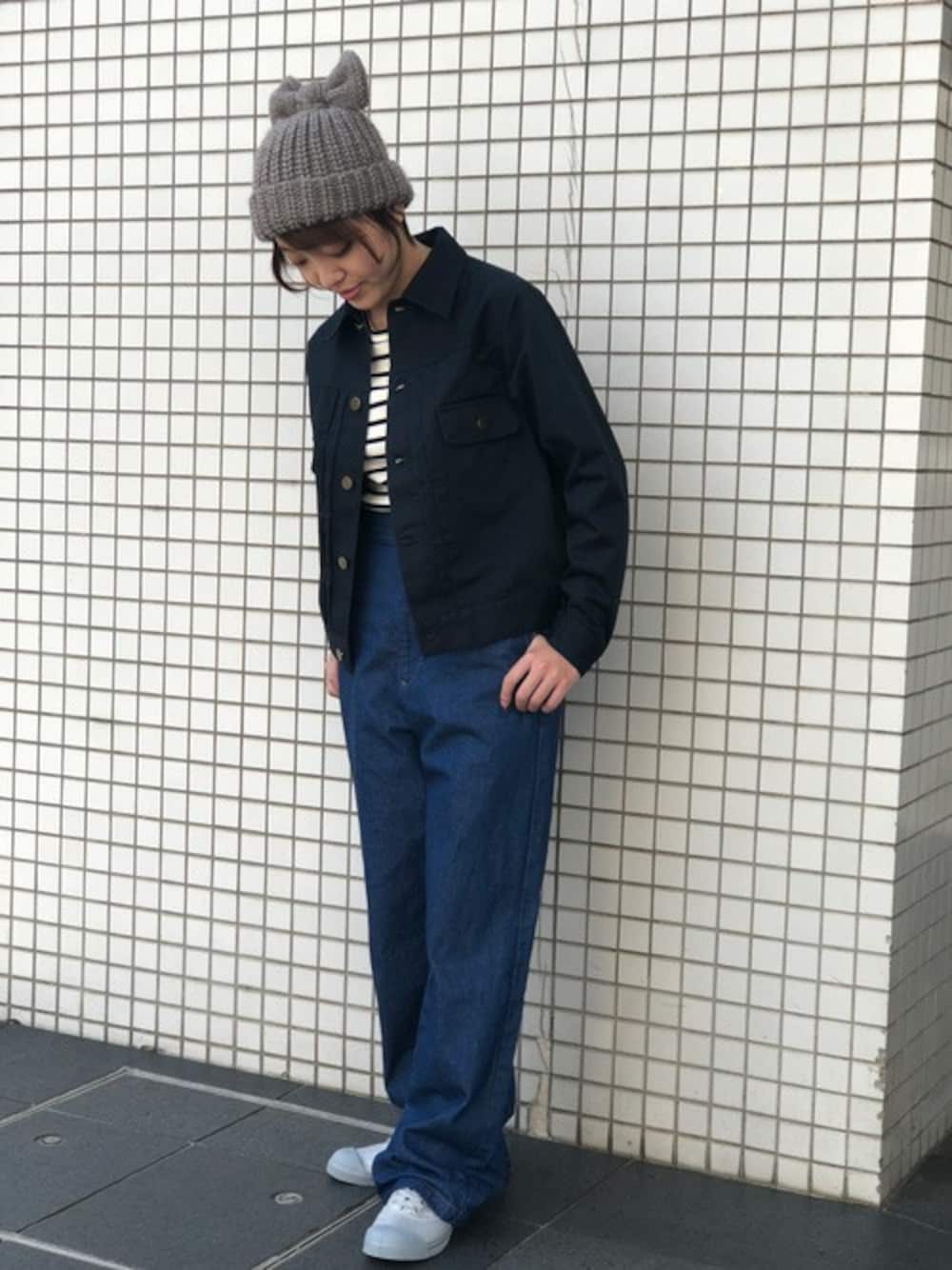 「スニーカー、ニット帽、デニムパンツ、ネイビーコーデ、シルバーシューズ、ショートカット、BENSIMON、WEB限定、ジャケット×デニム、ていしんちょう」｜「BENSIMONの【WEB限定】Tennis Lacets Shiny,Femme（スニーカー、シルバー系）」を使った、BENSIMONSTAFF4さん（レディース・148cm）の秋コーディネートの1枚目の写真