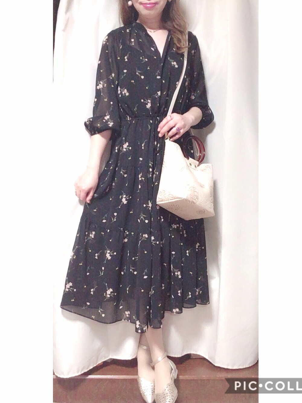 「ユニクロ、プチプラ、プチプラコーデ、UNIQLO、Honeys、大人カジュアル」｜「UNIQLOのシフォンギャザープリントワンピース（7分袖）（ワンピース、ブラック系）」を使った、akikoさん（レディース・155cm）の春コーディネートの1枚目の写真