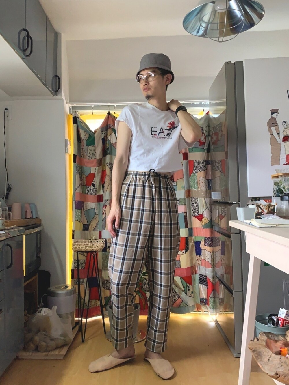 「シェフパンツ、夏コーデ、白Tシャツ、Tシャツ、おうちファッション、部屋撮り、めがね、メガネ男子、リラックススタイル」｜「ASTRONOMYのビストロ シェフパンツ イージーパンツ ワークパンツ ユニセックス -bistro chef work pants -（チノパンツ、ベージュ系）」を使った、嶋津一馬さん（メンズ・183cm）の夏コーディネートの1枚目の写真