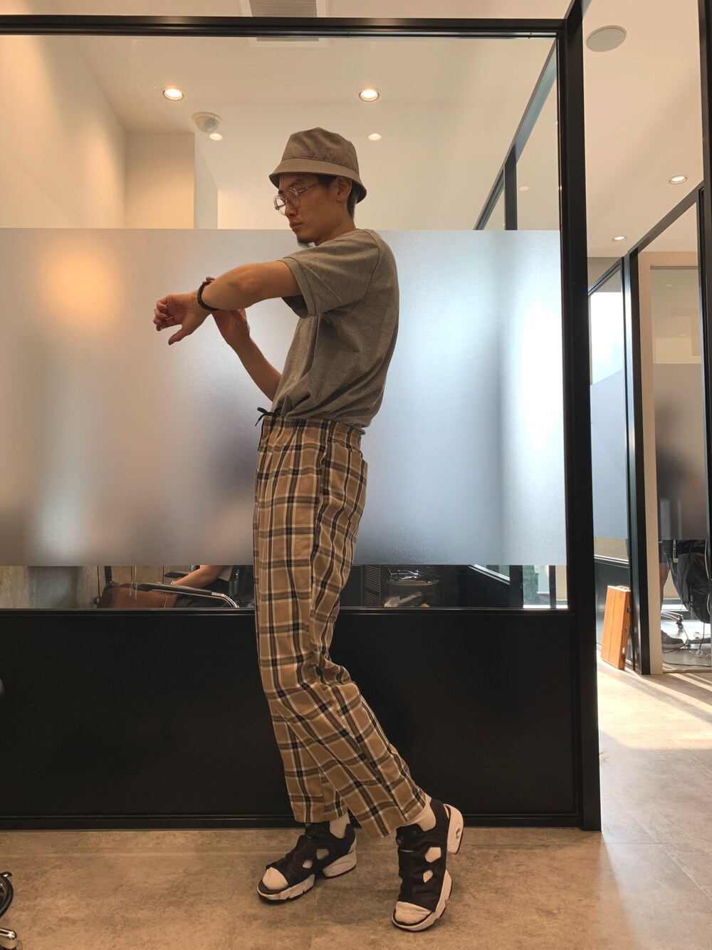 「ラフスタイル、ハット、メガネ男子、シェフパンツ、チェック、ポロシャツ、サロンワーク」｜「ASTRONOMYのビストロ シェフパンツ イージーパンツ ワークパンツ ユニセックス -bistro chef work pants -（チノパンツ、ベージュ系）」を使った、嶋津一馬さん（メンズ・183cm）の夏コーディネートの1枚目の写真