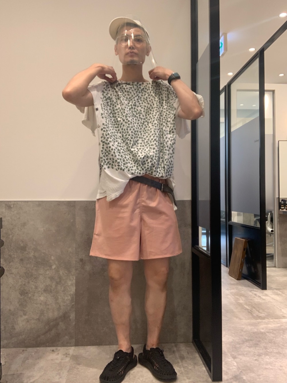 「フェイスシールド、キャップ、タックイン、短パン、BEAMS、mikio sakabe」｜「BEAMSのBEAMS / トロピカルウール バギー ショーツ（その他パンツ、ピンク系）」を使った、嶋津一馬さん（メンズ・183cm）の秋コーディネートの1枚目の写真