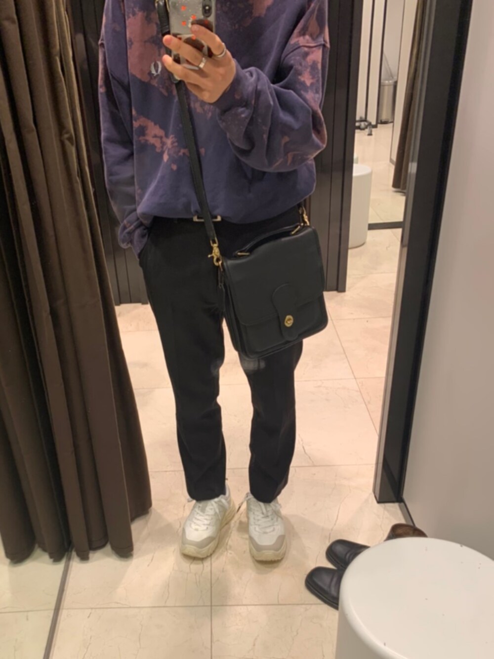 「シンプル、秋コーデ、古着、タイダイ柄、フレッドペリー、COACH、オールドコーチ、ダッドスニーカー、秋冬コーデ」｜「COACHのアイテム（ショルダーバッグ、ブラック系）」を使った、🐜さん（メンズ・171cm）の秋コーディネートの1枚目の写真