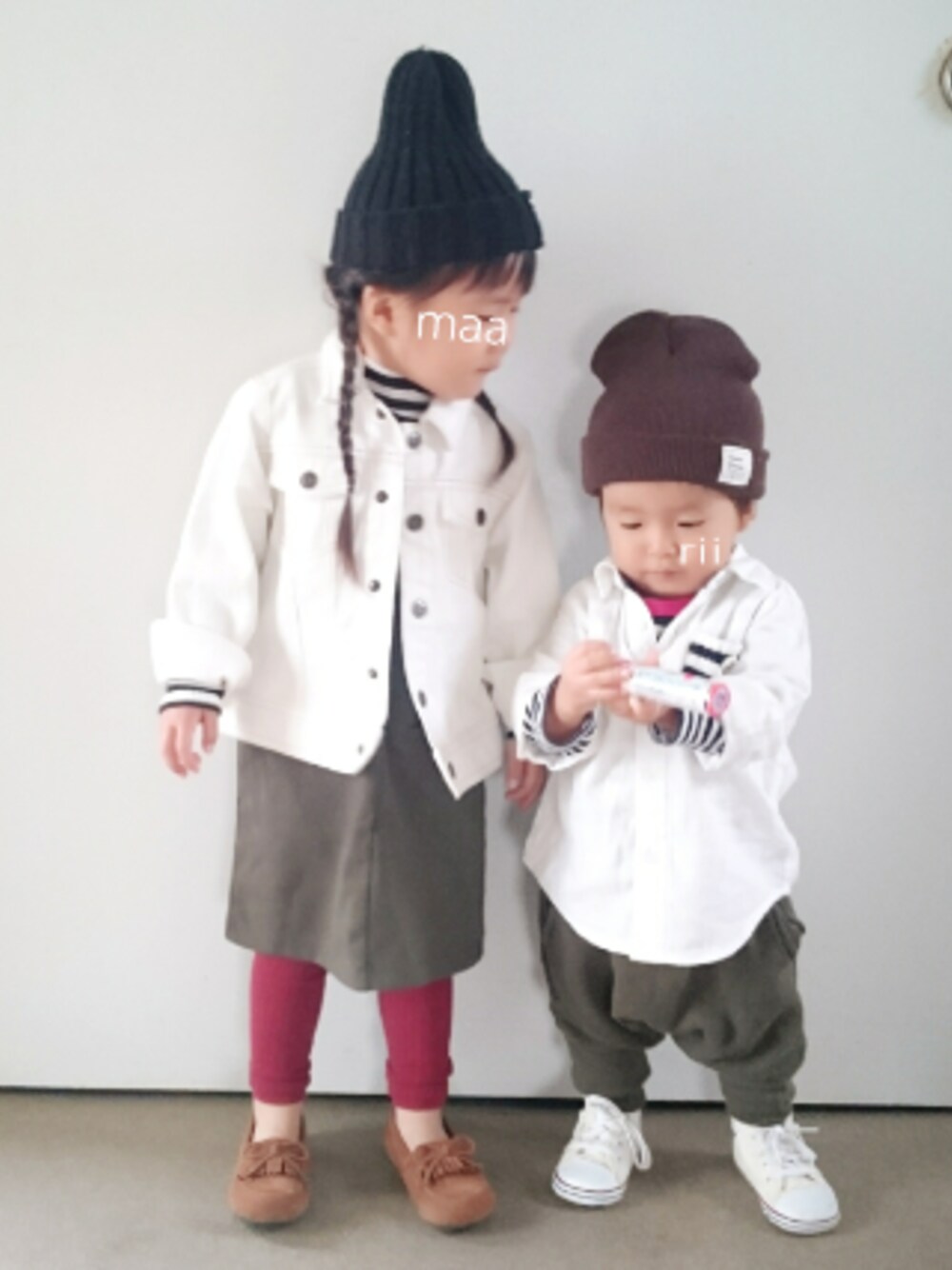 「GU、姉弟、サルエルパンツ、モカシン、ニット帽、デニムジャケット」｜「AZUL by moussyのアイテム（ワンピース/ドレス、グリーン系）」を使った、marionさん（キッズ・90cm）の冬コーディネートの1枚目の写真