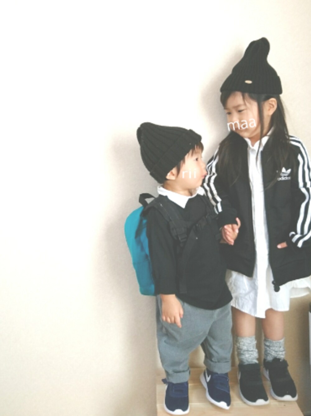 ホワイト系のシャツワンピース、ブラック系のジャージ、ブラック系のTシャツ/カットソーを着用したキッズの冬コーディネートの1枚目の写真