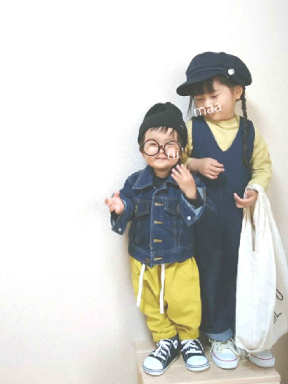 「姉弟、デニムジャケット、韓国子供服、ロングTシャツ、オールインワン、サロペット、マリンキャップ、春コーデ、丸メガネ」｜「petit mainのVネックオールインワン（つなぎ/オールインワン、ブルー系）」を使った、marionさん（キッズ・90cm）の春コーディネートの1枚目の写真