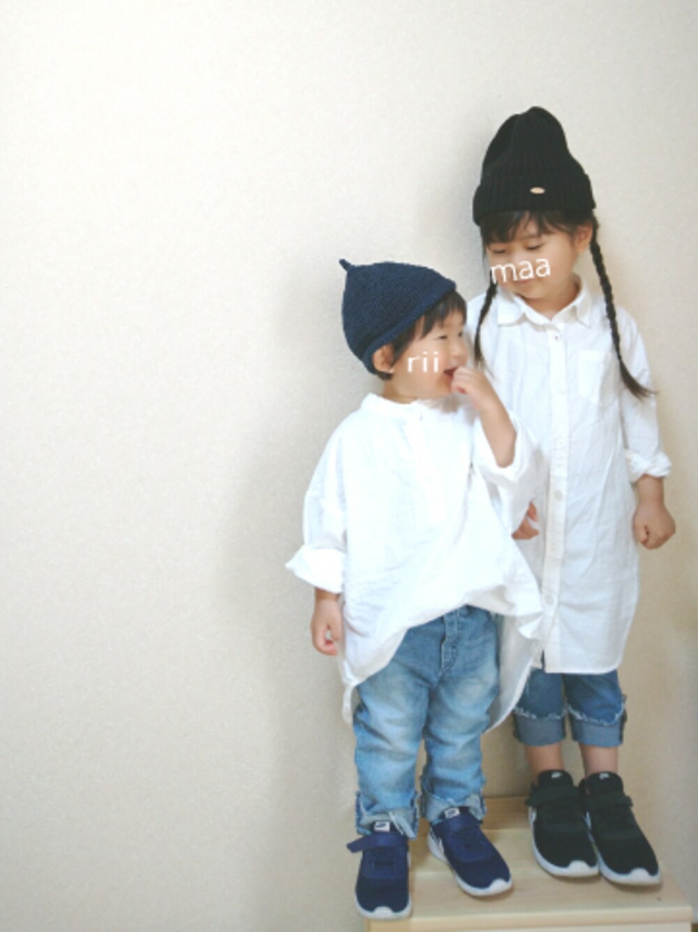 「姉弟、白シャツ、シャツワンピース、monmimi、韓国子供服、ニット帽、ダメージデニムパンツ」｜「GLOBAL WORKの【キッズ】アラエルニットワッチ/728579（ニットキャップ/ビーニー、ブラック系）」を使った、marionさん（キッズ・90cm）の春コーディネートの1枚目の写真