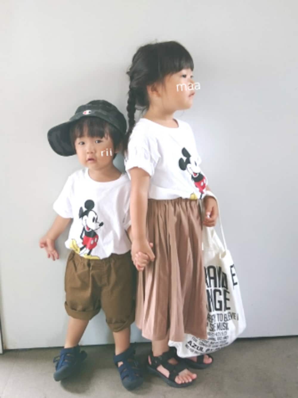 「姉弟、ユニクロ、ミッキーT、ハーフパンツ、夏コーデ、サンダル、カモフラ、キャップ、o-te-te」｜「UNIQLOのアイテム（Tシャツ/カットソー、ホワイト系）」を使った、marionさん（キッズ・90cm）の夏コーディネートの1枚目の写真