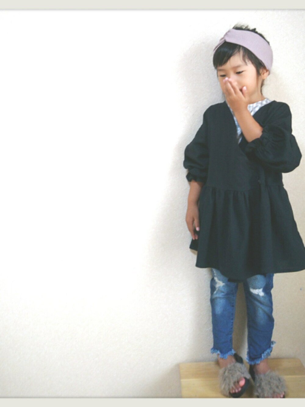 「OKちゃん's 歓迎フェス、LUPINUS、hokkoriko、ハンドメイド、ヘアバンド、デニムパンツ、ファーサンダル、3coins、カシュクール」｜「LUPINUSのアイテム（ヘアバンド、ピンク系）」を使った、marionさん（キッズ・100cm）の秋コーディネートの1枚目の写真