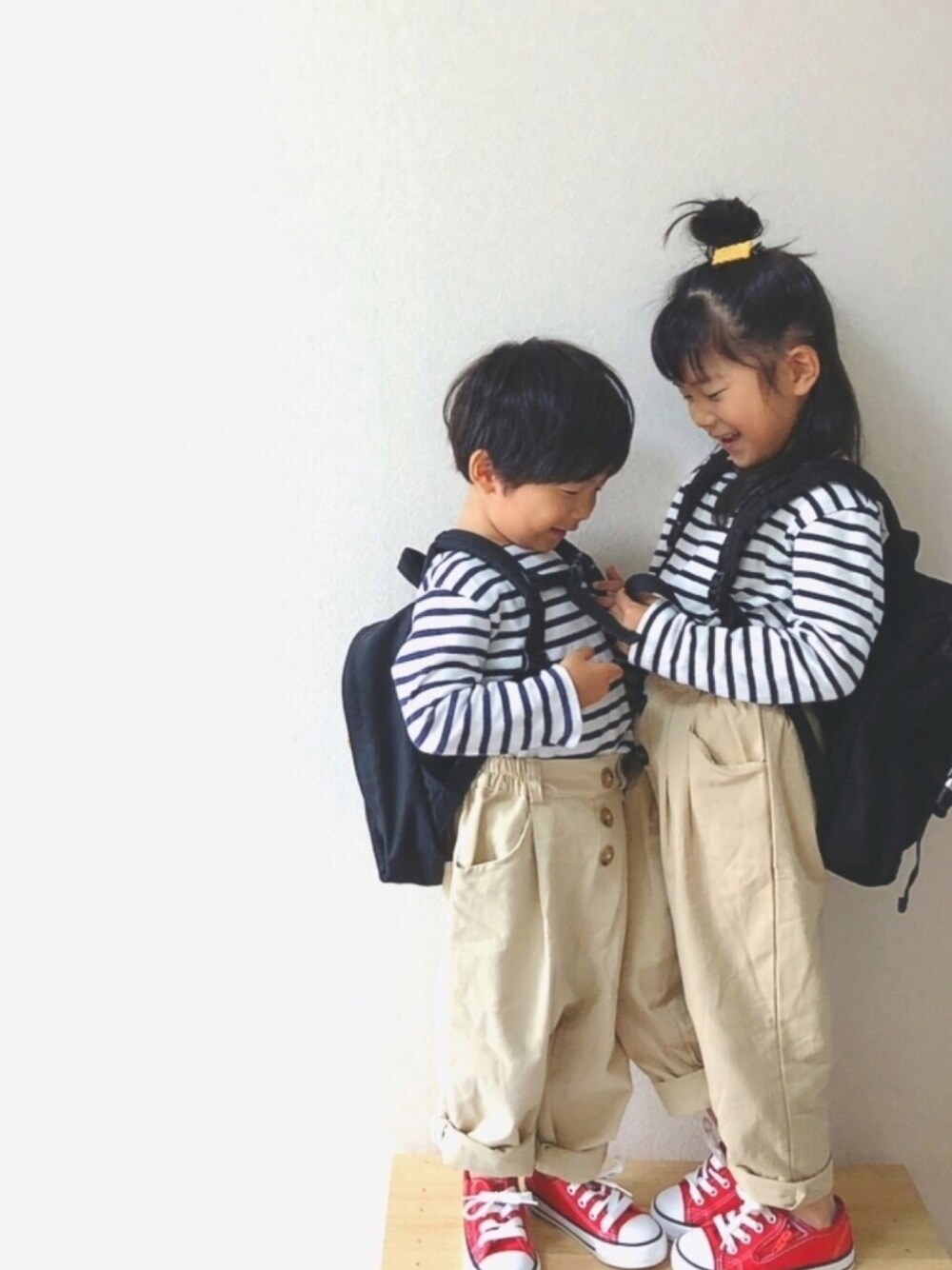 「チノパン、春、ボーダー、リュック、ボーダートップス、ベージュ、赤スニーカー、韓国子供服、黒リュック」｜「Right-onの【MPS】フラップナイロンリュック（バックパック/リュック、ブラック系）」を使った、marionさん（キッズ・100cm）の春コーディネートの1枚目の写真