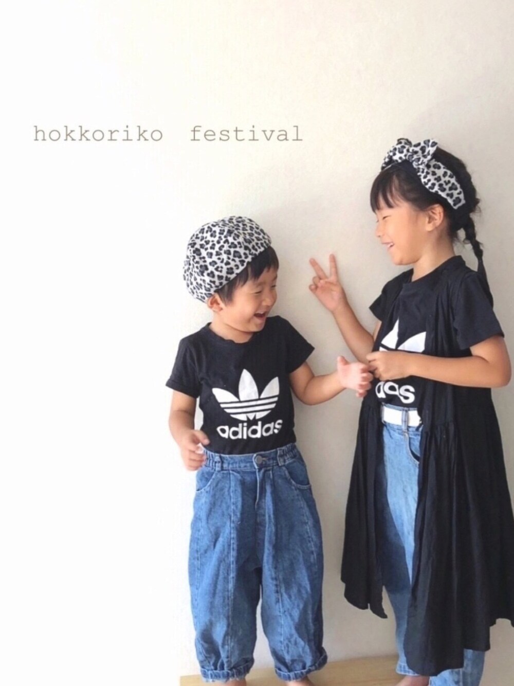 ブラック系のワンピース/ドレス、ブルー系のデニムパンツ、ブルー系のその他パンツを着用したキッズの秋コーディネートの1枚目の写真