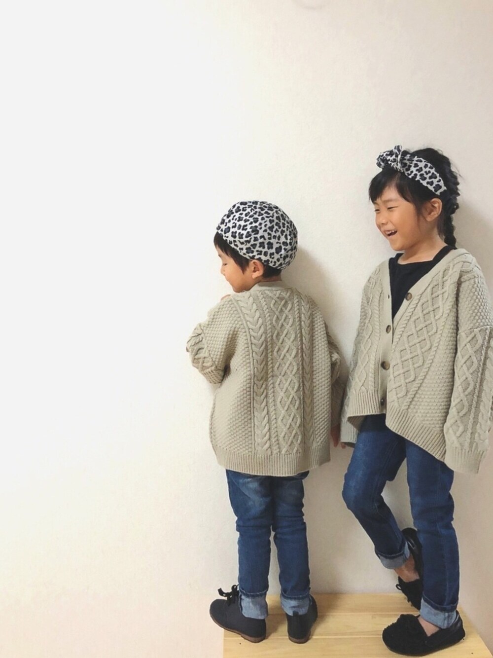 「レオパらぶフェス2019、レオパード、ヘアバンド、ヘアターバン、ベレー帽、hokkoriko、ハンドメイド、ニットカーディガン、秋コーデ」｜「LOWRYS FARMのケーブルＶネックカーディガン/KIDS　845156（カーディガン/ボレロ、ベージュ系）」を使った、marionさん（キッズ・110cm）の秋コーディネートの1枚目の写真