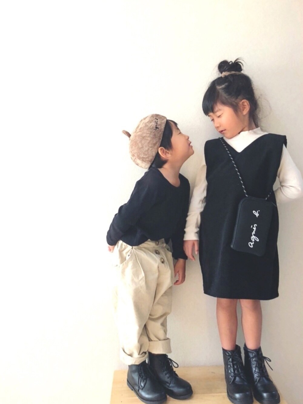 「秋冬コーデ、モノトーン、ハンドメイド、ベレー帽、韓国子供服、hokkoriko、ショートブーツ、リンクコーデ」｜「hokkorikoのアイテム（ジャンパースカート、ブラック系）」を使った、marionさん（キッズ・110cm）の秋コーディネートの1枚目の写真